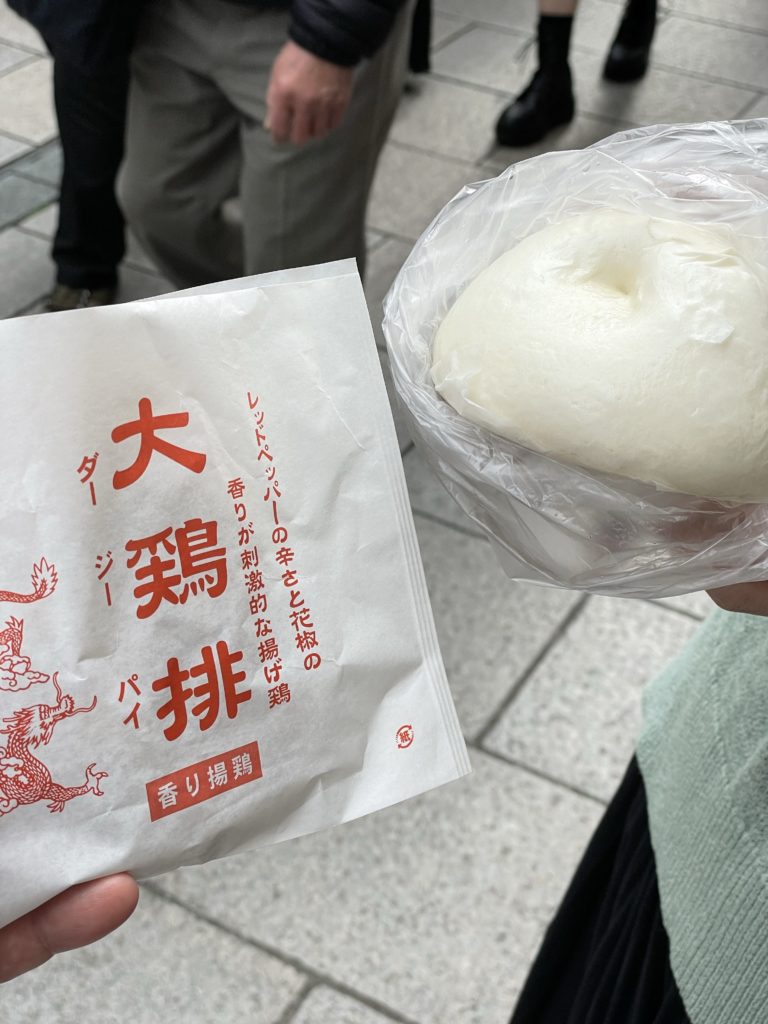 江戸清のブタ饅と大鶏排（ダージーパイ）