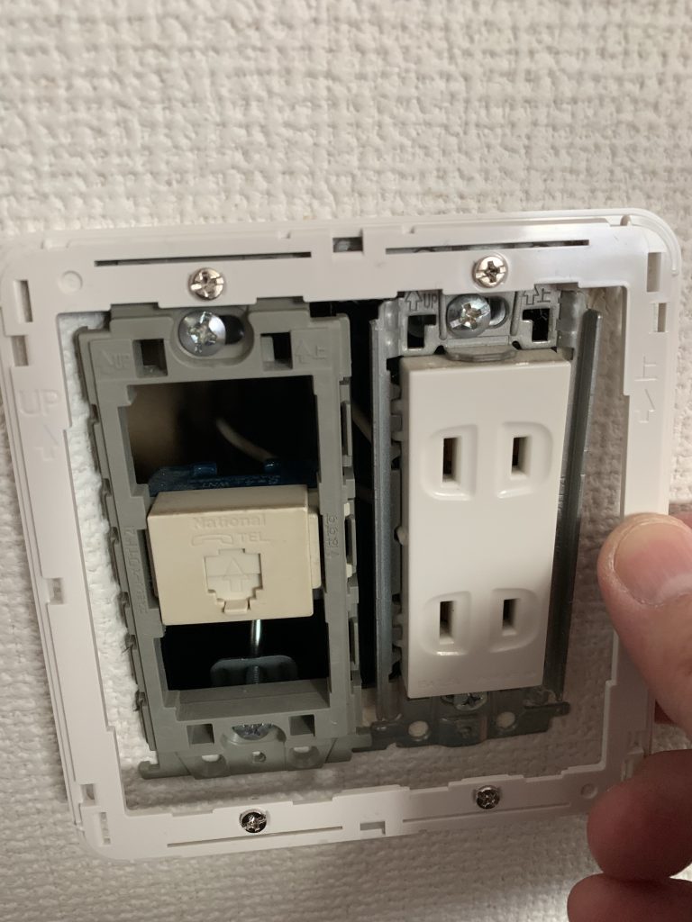 コンセントと電話線口