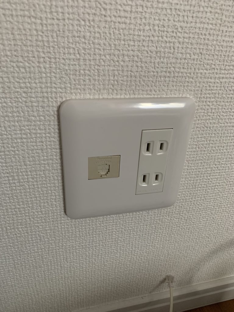 コンセントと電話線口